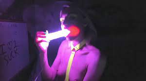 kelly copperfield deepthroats LED glowing dildo on webcam - XVIDEOS.COM