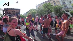 Sie setzt sich für die gleichberechtigung von schwulen und lesben ein und entspricht damit den veranstaltungen. Euro Pride Parade Regenbogenparade 2019 Wien Ungeschnitten 4k Youtube