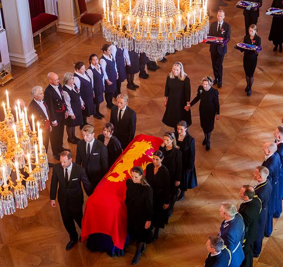 Kung Haralds begravning bevakas av 650 journalister