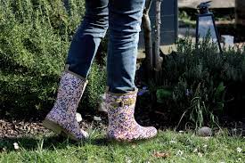 Ich mag auch lieber saubere gummistiefel in der wohnung und im wald,am wasser oder im garten dürfen sie auch mal richtig mörderisch sein. Https Xn Grneliebe R9a De Gut Zu Fuss Und Sicher Im Beet Gummistiefel Im Garten Verlosung
