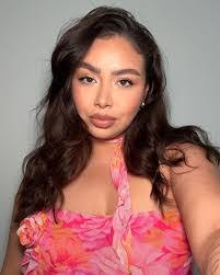 Selena Nelson's Instagram, Twitter & Facebook