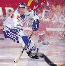 Godine počeo je da se igra i profesionalno. Hokej Na Ledu Sport Skijanje Rs