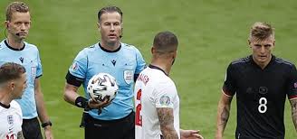 Besides refereeing he works as a police inspector in rotterdam and as a referee development coordinator for the royal dutch football association. Blunder Gaat Makkelie Blijven Achtervolgen