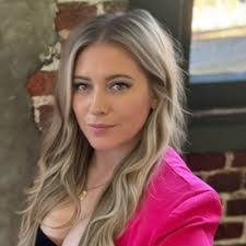 Lisa Jillson's Instagram, Twitter & Facebook