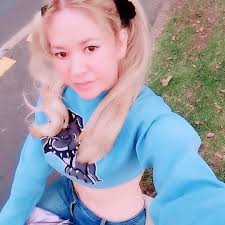 ELVIS CRESPO YA NO QUIERE QUE LO COMPAREN CON ROSALIA AHORA QUIERE QUE LO  COMPAREN CON KAROL G 🤣 ¿ Que les parece mi cabello vede ? pregunto a su  publico "