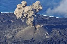 Volcanic Eruption Creates New Island Off Japanese Coast Japan Volcano Volcano Island