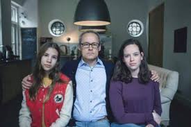 In 'vruchtwatervuurlinie' van petzoldt ontdekt de lezer spiedend en spottend nieuwe geluiden en echo's van artistieke en filosofische voorgangers. Icarus Tv Mini Series 2016 Imdb