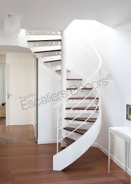 L'escalier intérieur est un élément à part entière de la maison. Photo Dh92 Spir Deco Standing Escalier D Interieur En Colimacon Metal Et Bois Pour Une Decoration Type Lo Escaliers Interieur Escalier Escalier Helicoidal