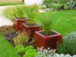 Grosse Pflanzkubel Effektvoll Im Garten In Szene Setzen Pflanzen Garten Landschaftsbau Und Garten