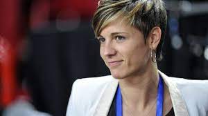 Surnommée caps' (de « capsule »), elle s'impose peu à peu comme une des meneuses majeures de l'équipe de france. Omnisport Celine Dumerc Demandee En Mariage