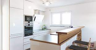 dunkle kuchenarbeitsplatten in kombination mit weissen fronten sind elegant modern und zeitlos die vollholz kuchenthe kuche tresen wohnung kuche moderne kuche