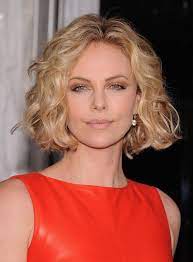 Chic Center Part Short Hairstyle For Women Over 30 Soft Curly Bob With An Ultra Trendy Center Parting And Bob Haircut Curly Short Wavy Hair Hair Styles 2014