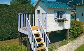 Le plancher supérieur comporte 3 lames de. Cabane En Palette Comment La Constuire
