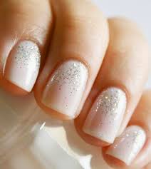 Brautkleider die schönsten kleider trends 2019 entdecken. Nagel Hochzeit Nailart Weiss Glitzer Hochzeitsblog Schweiz