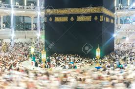 D'abord une photographie prise à l'intérieur même de la kaaba. Mecca 11 Mars Les Musulmans Prient A L Interieur Hijr Ismail De La Kaaba A Masjidil Mosquee Haram Le 11 Mars 2015 La Mecque Les Musulmans Du Monde Entier Font Face A