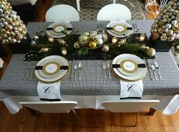 15 Modern Christmas Table Setting Ideas 212 Concept Modern Living Holiday Table Settings Holiday Tablescapes Christmas Table Centerpieces