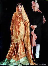 Kareena Kapoor S Wedding Outfit Royal And Traditional Indian Bridal Fashion Indian Fashion Kareena Kapoor Wedding Dress