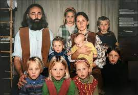 Maar volgens de officier van justitie leefden de aanvankelijk minderjarige kinderen in ruinerwold 'achter een figuurlijk slot op de deur'. Qubbzq7iuew2cm