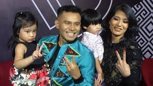 Paling Keren 15 Foto Keren Judika Judika Dan Duma Riris Berikan Sentuhan Batik Keren Pada Baju From M Tribunnews Com Keren Parah Niall Horan Gambar Idol