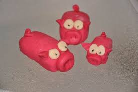 Petits Cochons En Pate D Amande Et Creme Au Beurre Les Delices De Poyane Pate D Amande Amande Gateau De Pates