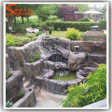 Steinbrunnen für den garten sind spezielle brunnen die aus einzelnen steinen errichtet oder komplett aus einem stück gefertigt werden. China Neues Entwurfs Garten Stein Harzkunstlicher Rockery Wasser Brunnen Kaufen Garten Wasser Brunnen Auf De Made In China Com
