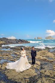 Spot menarik untuk background foto prewedding lainnya yaitu di kawasan pantai klayar paling ujung timur, dimana terdapat tebing karang yang berjajar menjulang yang nampak mirip patung spinx. Prewedding Perwira Polisi 27 Foto Pre Wedding Di Pantai Siung Jogja Prewed Avi Anton Pose Perkawinan Fotografer Foto Perkawinan