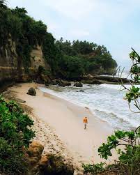 Tempat wisata di sukabumi ini pamornya kian naik setelah ribuan. Pantai Karang Gantungan Sukabumi Lokasi Dan Harga Tiket Masuk Terbaru Agustus 2021 Wisata Milenial