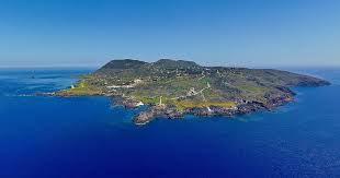 Ustica è un posto perfetto anche per dedicarsi al classico relax in riva al mare, potendo godere di calette rocciose, piattaforme e lidi attrezzati. Ustica La Prima Area Marina Protetta D Europa Festeggia 35 Anni Col Festival Ustica Blue Days Serve Un Economia Sostenibile Per Salvarla Il Fatto Quotidiano