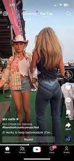 Alix Earl's moms jeans (on the right) : r/wherecanibuythis