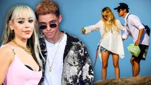Alex y pato son hermanos,pato tiene una novia llamada maia y le dijo a alex que la cuide mientras se iba españa con su familia. Y80ajrphmmhyxm