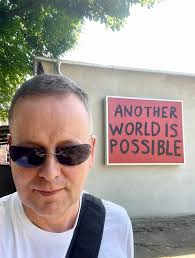 Einer der letzten Sonntage von #considerlistening bei Haubroks in der  Fahrbereitschaft Herzbergstraße. Ich hätte ja nicht gedacht, dass bei  diesen herausfordernden Temperaturen vier Dutzend das Gespräch zwischen  Axel Haubrok und mir zu