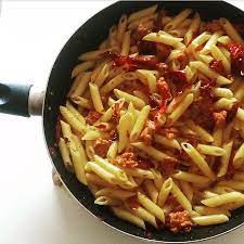 Quando la salsiccia è leggermente rosolata togliere l'aglio e versarla nella pentola con il sugo di funghi e poi si possono usare anche sbriciolati con un po' dell'olio di frittura per condire le paste con. Pennette Con Salsiccia E Peperoni Cruschi Di Mircantella Picture Of Mircantella Formaggi E Sapori Moliterno Tripadvisor