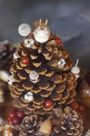 ちょこっとdiy 松ぼっくりで可愛いクリスマスツリーを手作りしてみない キナリノ diy クリスマスデコレーション クリスマス オーナメント 製作 クリスマス オーナメント