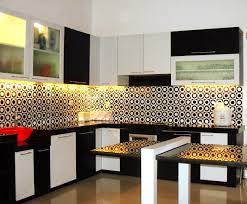 Warna hitam dan putih ini juga mudah dikombinasikan dengan warna apapun tanpa membuat ruangan terlihat ramai dan penuh. Dapur Minimalis Nuansa Hitam