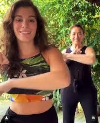 Em 'fina estampa', lília cabral interpreta a protagonista griselda. Em Video Com A Filha Lilia Cabral Danca Coreografia De Anitta Para Rede Social Vogue Celebridade