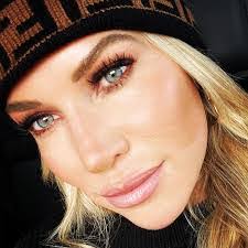 Lisa Peifer's Instagram, Twitter & Facebook