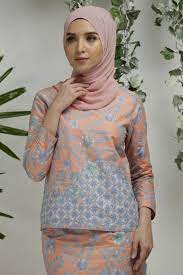 It is worn with long skirt or batik sarung or a kain pelikat tied to the front with the grand motif infront. Batik Baju Kurung Kedah Fashion Dress Batik Modern Model Kebaya Muslim