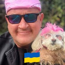 Hey everyone! I'm new to pickleball and looking for people to play with in  Hollywood. If anyone's open to playing some casual games, or giving a  beginner a few pointers, I'd love