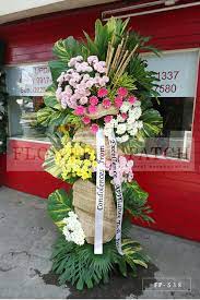 Fresh flowers to metro manila such as manila, quezon city, makati and also cebu, davao, and other provinces. Standing Arrangement Of Gerberas Assorted Mums Sympathy Funeral Flowers Flower Patch Online Flower Delivery Phillippines