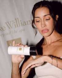 Looking for Clarity? Experience a deeper cleanse and reveal your skin's  true radiance.🫧 #BurkeWilliams #BeyondTheSpa #H2VbyBurkeWilliams