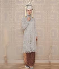 Memberikan kesan modern yang berbeda di bagian belakang kebaya dengan aksen ruffle atau pita yang cantik. Inspiratif Cek 35 Inspirasi Kebaya Modern Untuk Wanita Berhijab Updated 2021 Bukareview