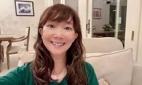 小孫女昨天來探我，帶了很多醫生的遊戲工具。因為媳婦告訴她奶奶有點不舒服，所以她說要「為奶奶做檢查」😂😂😂💓❣️ 好可愛。  她為我探熱，聽心跳，量血壓，打針…還給我貼膠布，又給我藥水和藥丸‼️ 真貼心，好感動啊！ 媳婦為我做了粥和湯，非常好味道！ 真有孝心 ...