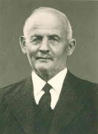 100 Jahre Tradition Dachbau, Bedachungen und Fassadenbau und die Geschichte  dahinter.