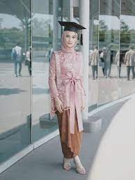 Trend pashmina kekinian photo : Tren Terbaru Hijab Untuk Wisuda Tahun 2019 Tak Perlu Banyak Jarum Pentul