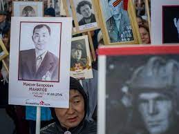 Кстати, «бессмертный полк» — не первая патриотическая акция, «прихватизированная» кремлем и после этого раскрученная до размеров общенародной. V Tulskoj Oblasti Na Zhenshinu Zaveli Ugolovnoe Delo Iz Za Portreta Gitlera Na Akcii Bessmertnyj Polk