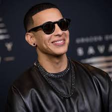 Daddy Yankee soltó una de esas frases que llegan directo al alma: “Las  personas felices no te atacan.” Con solo esas palabras, deja claro algo muy  profundo. Cuando alguien está bien por