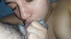 CLOSE UP cagna succhia forte e in profondità sul cazzo duro del pervertito,  che schizza un sacco di sborrata