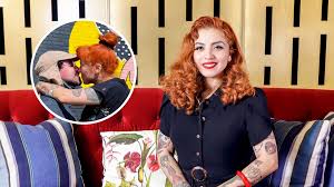 En la primera se la puede ver a ella con la camisa abierta y en pleno corte de pelo para su novio. Dsj Yx0rzl1ctm