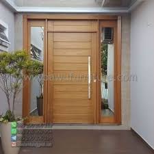 Dengan pintu utama justru di lantai 2, ada tangga kayu menuju kesana. Pintu Rumah Modern Bawu Furniture