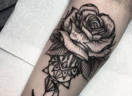 Tatuaje Que Signifique Amor Eterno No Te Pierdas Estas Ideas Rose Tattoos Rose Tattoos For Men Black And Grey Rose Tattoo